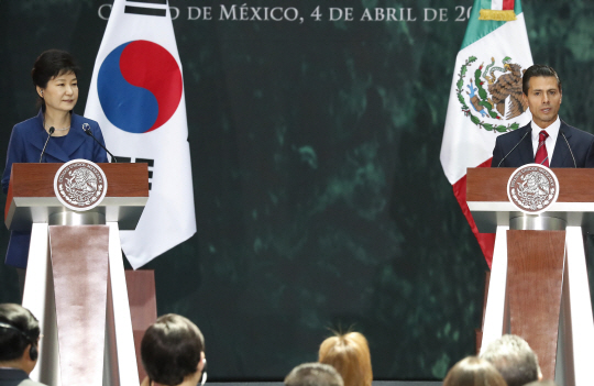 박근혜 대통령과 엔리케 페냐 니에토 멕시코 대통령이 4일 오후(현지시간) 멕시코시티 대통령궁에서 공동 기자회견을 하고 있다.